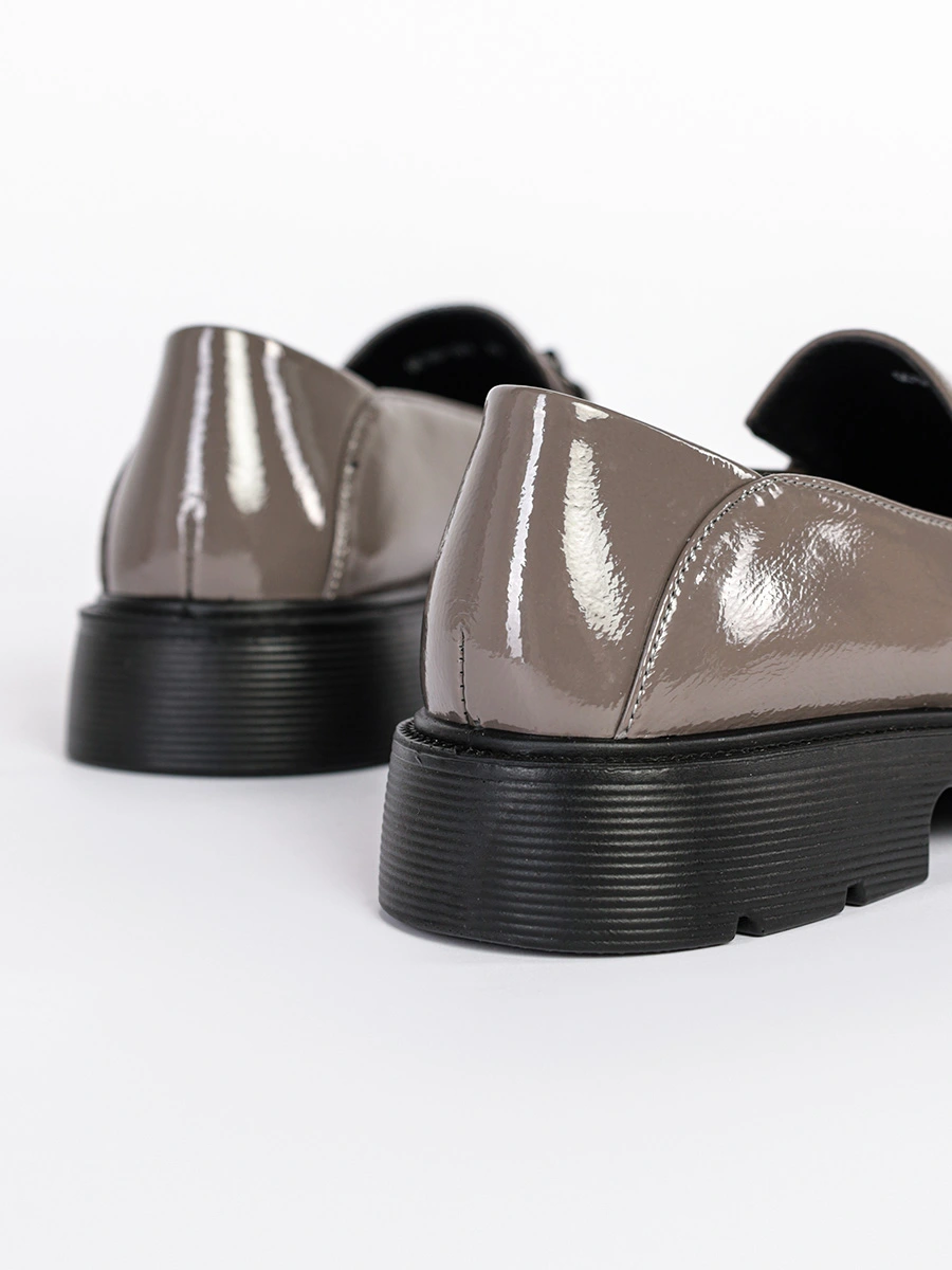 Лоферы лакированные серого цвета на низком каблуке